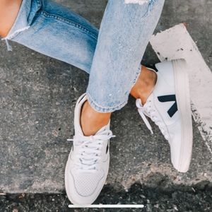 Veja V 10 Low-Top Leather sneakers